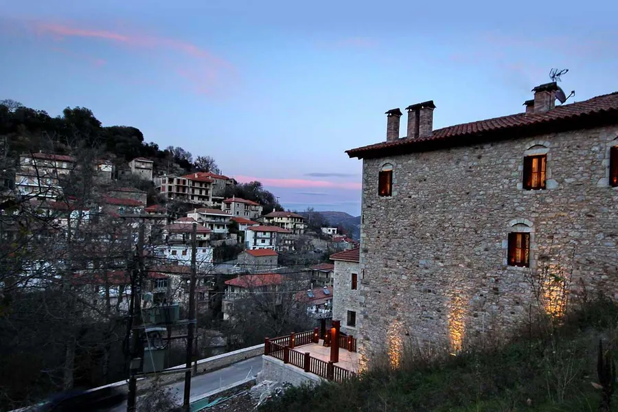 Ο πύργος πάνω από τα σπίτια του χωριού